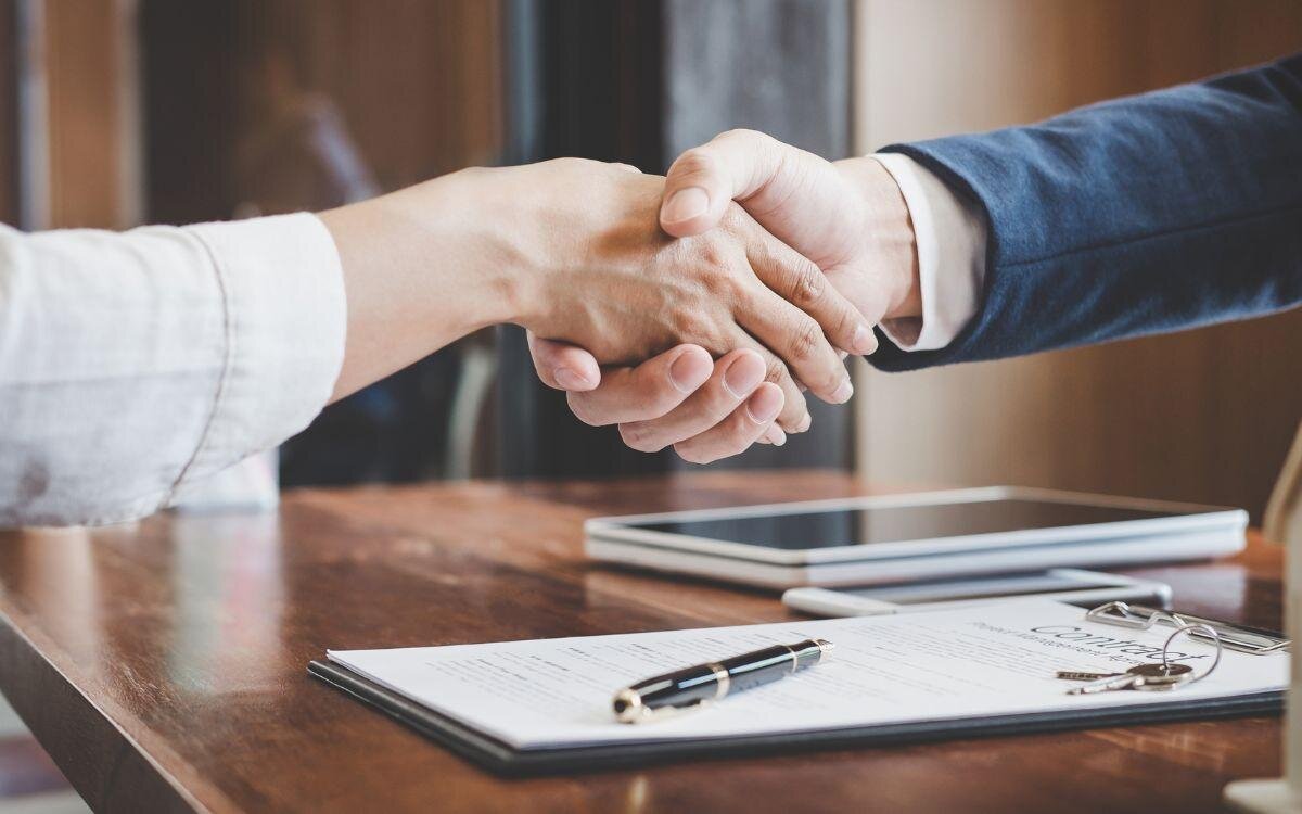 ¿Qué servicios adicionales proporciona Inmobiliaria Sant Cugat a sus clientes?