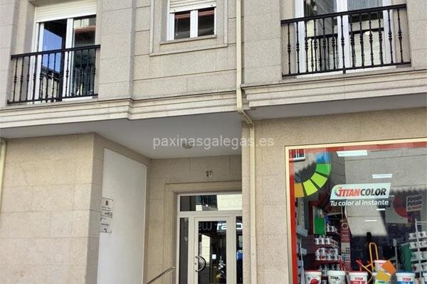 ¿Qué tipo de propiedades ofrece Inmobiliaria Cambados en el mercado gallego?